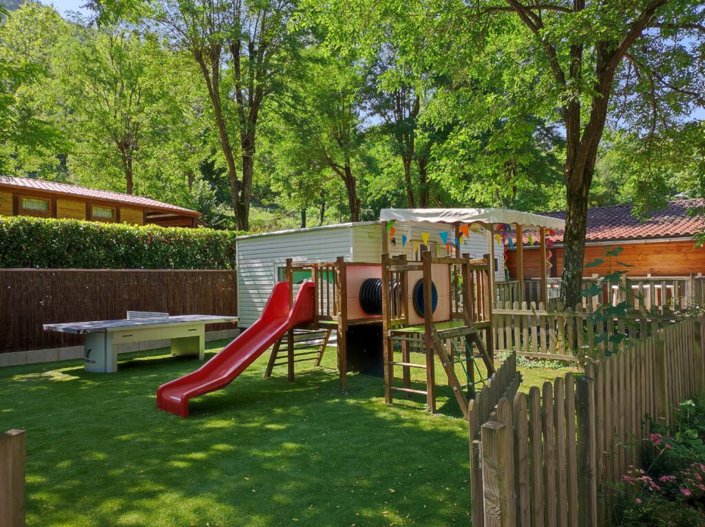 Jeux pour enfants avec toboggan